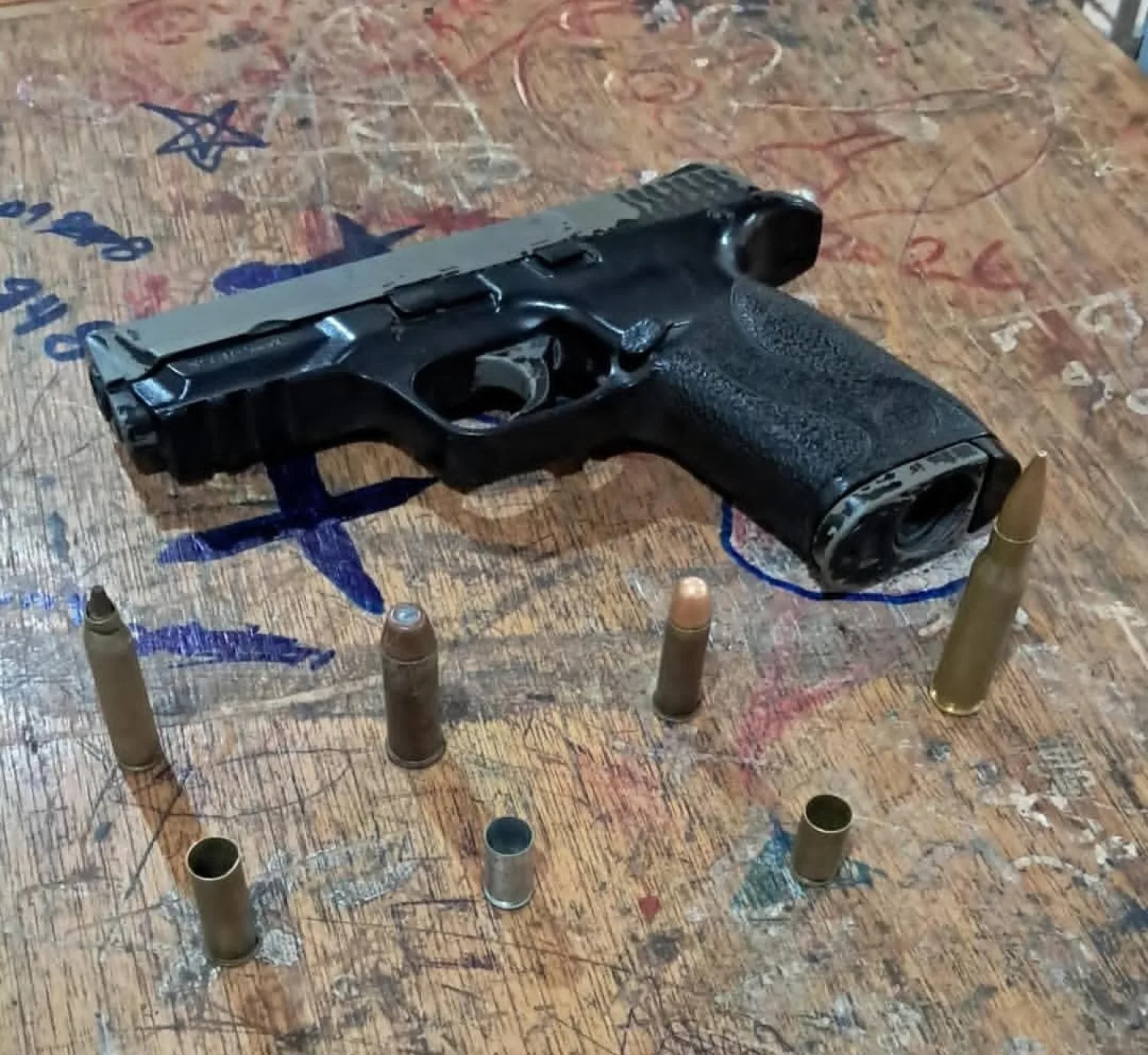 Hallan réplica de arma y municiones en aula del Colegio Nacional San Blas de Pedro Juan
