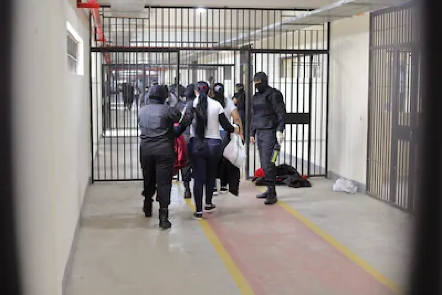 Trasladan desde Pedro Juan a 56 mujeres privadas de libertad al COMPLE de Emboscada