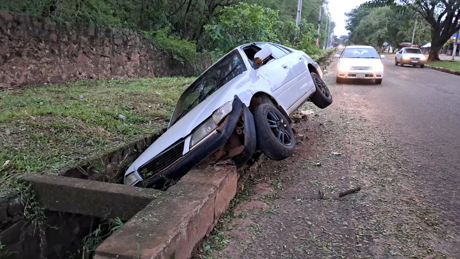 Conductor alcoholizado cayó con su automóvil a un desagüe pluvial en Pedro Juan