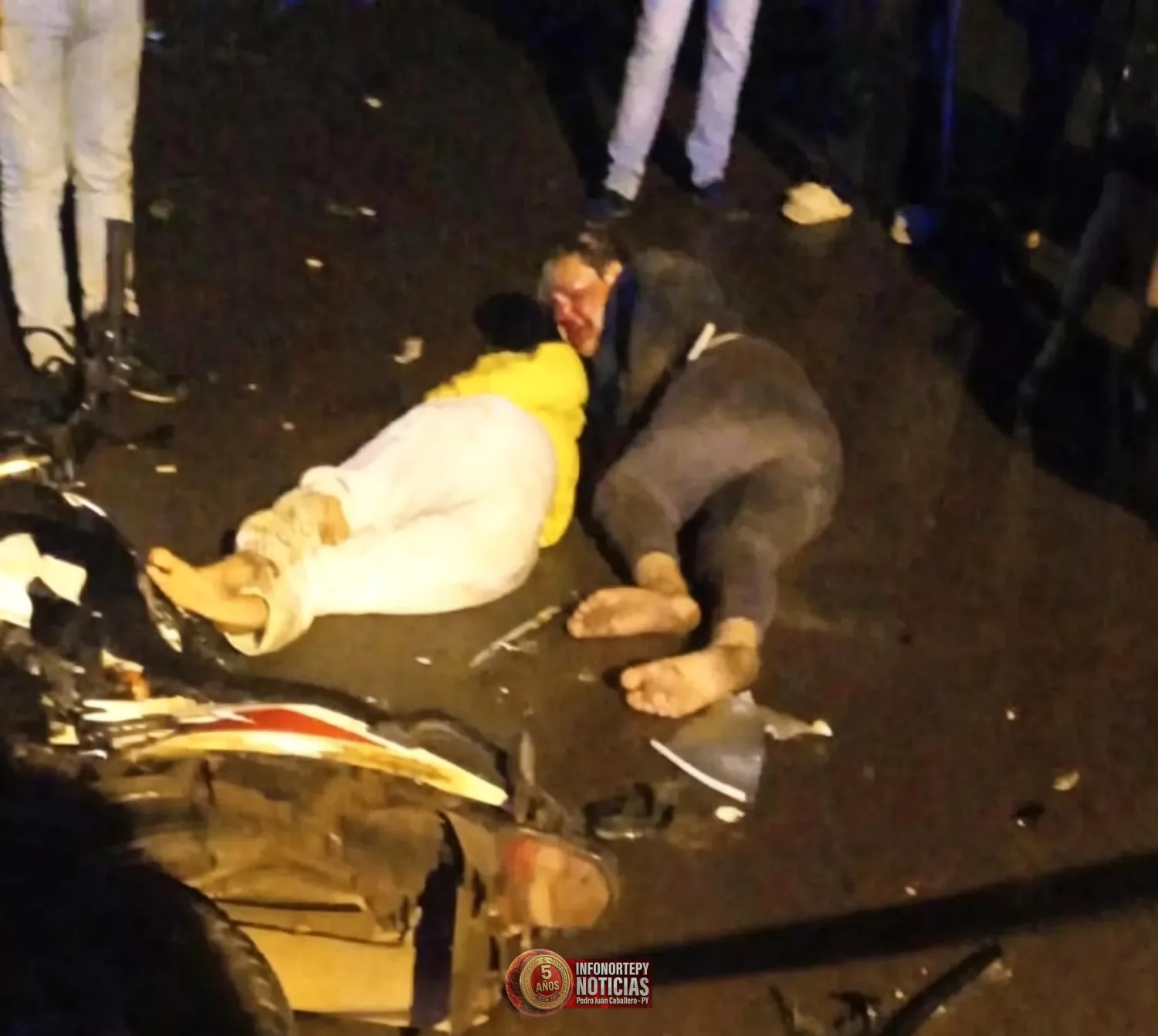 Un choque entre camioneta y motocicleta deja dos hermanos gravemente heridos en Pedro Juan