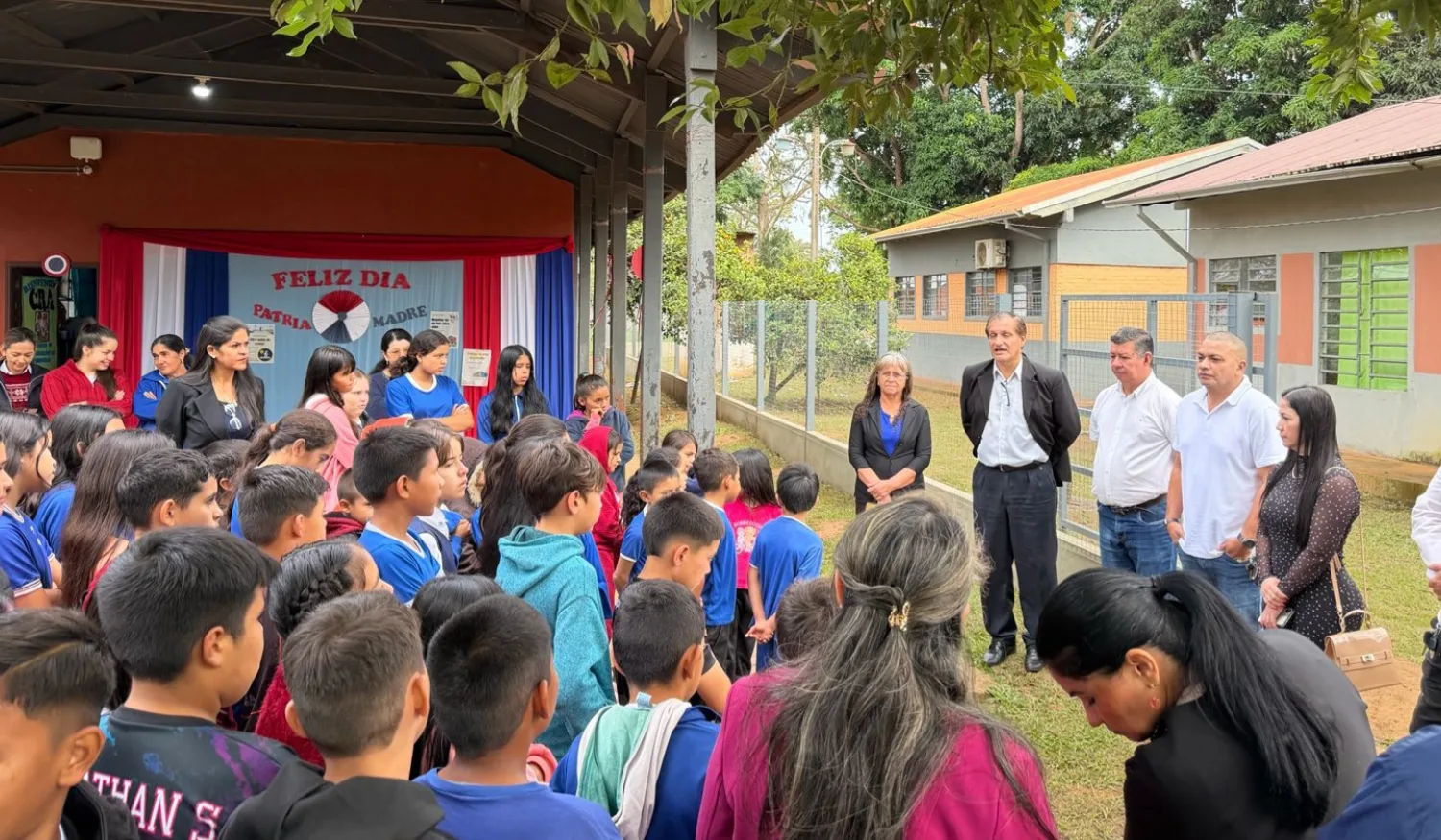 Autoridades verifican obras en institución educativa de Zanja Pyta