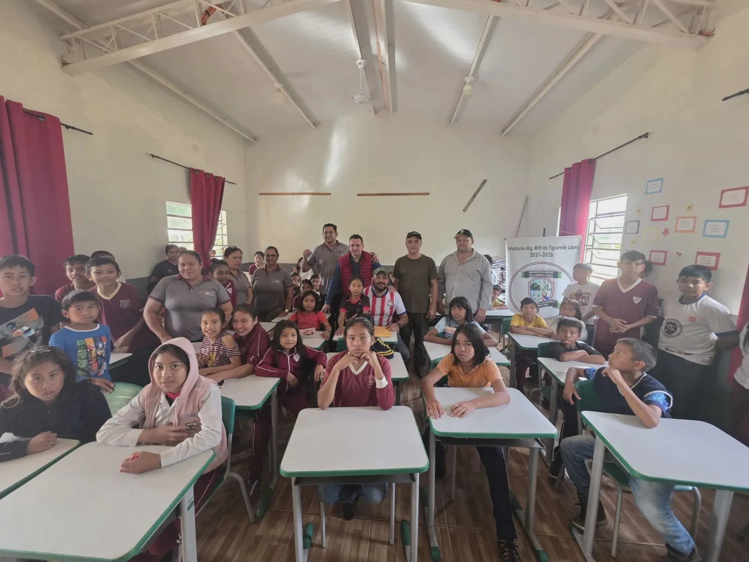 Municipalidad de Cerro Corá entrega mobiliario escolar para fortalecer la educación en instituciones del distrito