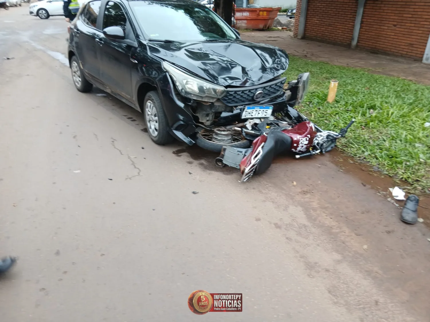 Motociclista chocó contra un automóvil y huyó dejando abandonado su biciclo en Pedro Juan