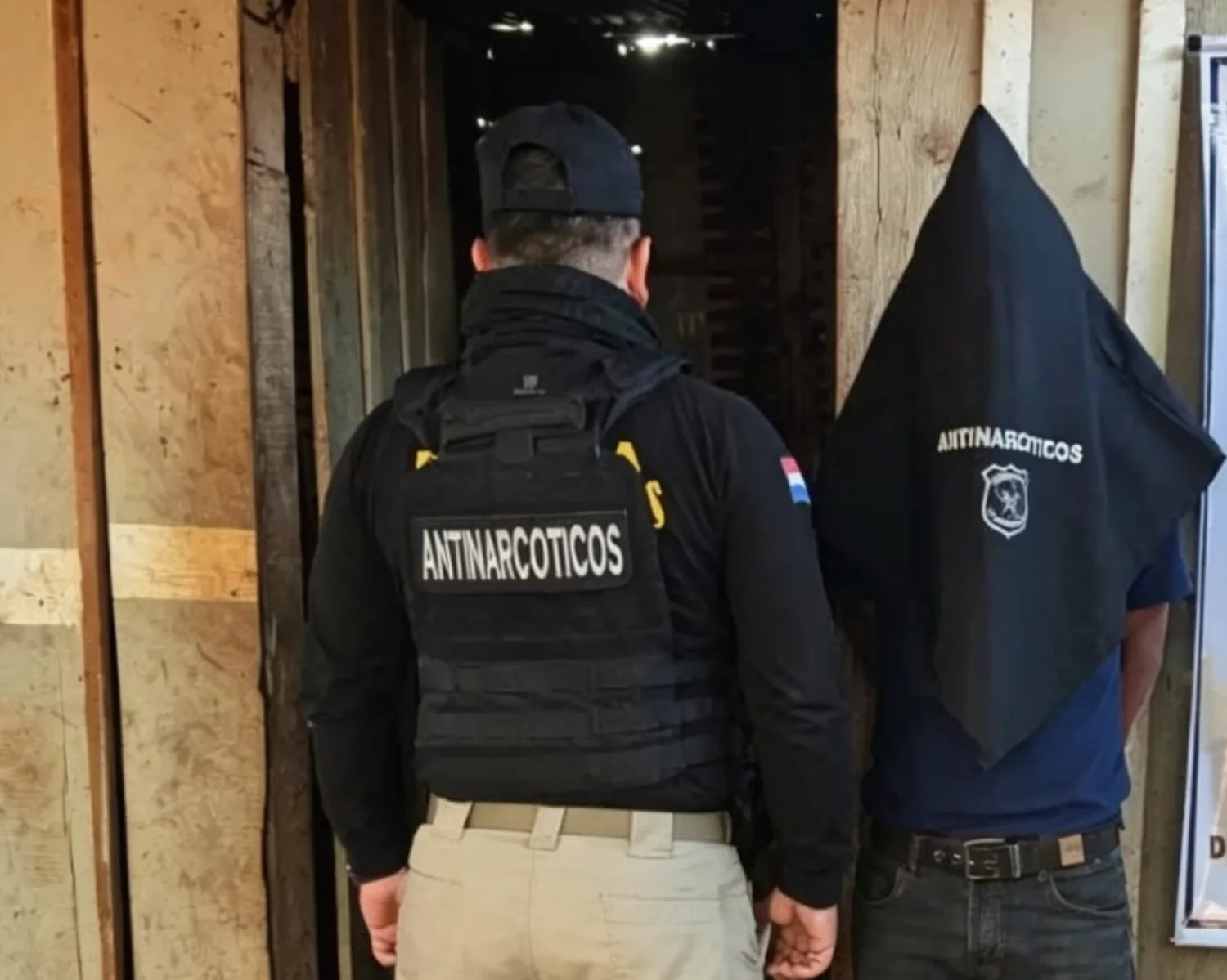 Detienen a hombre con siete órdenes de captura pendientes durante allanamiento en Pedro Juan