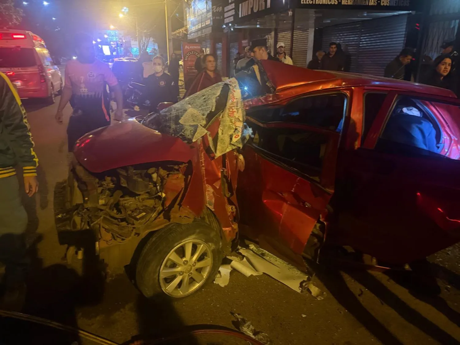 Tres jóvenes resultan heridas tras chocar contra una columna de la ANDE en el centro de Pedro Juan
