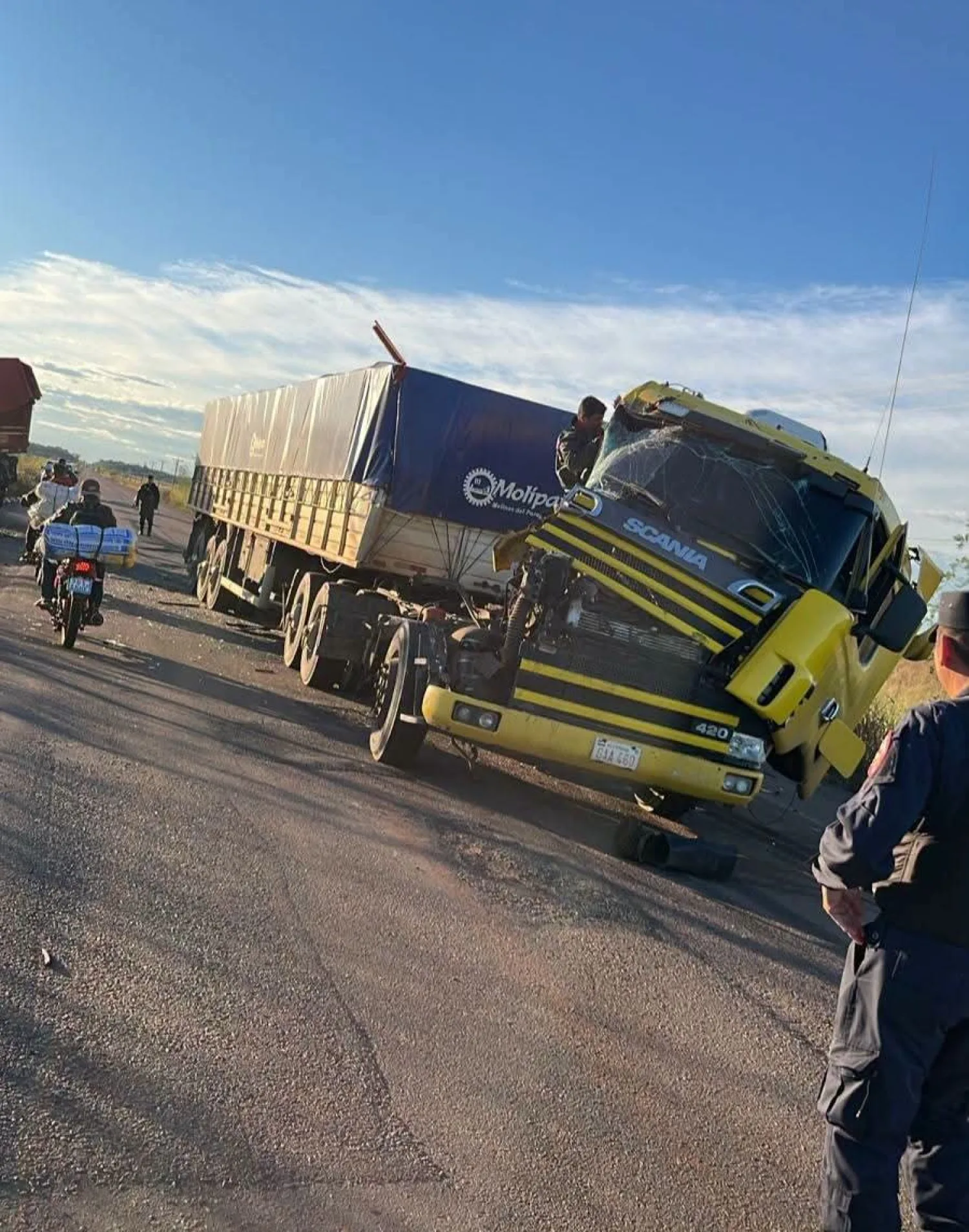 Choque frontal entre dos camiones deja un herido sobre la Ruta PY22 y vuelve a exponer el peligro de los baches