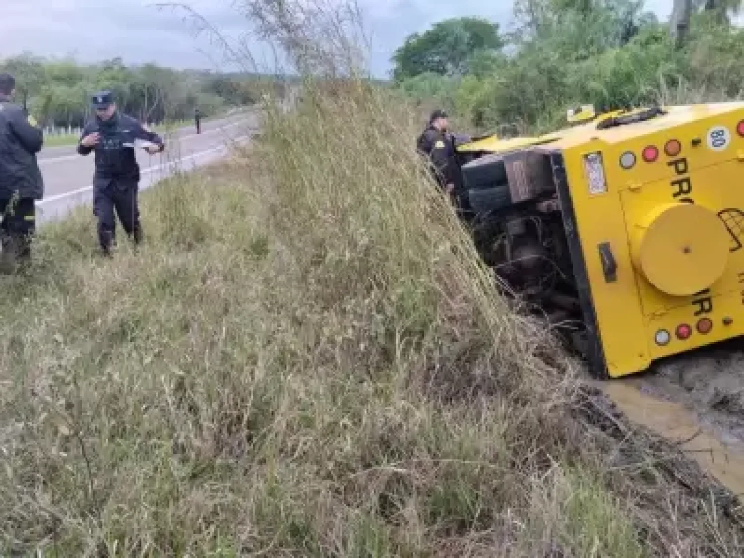 Camión blindado vuelca al esquivar un bache sobre la ruta Tacuatí-Horqueta