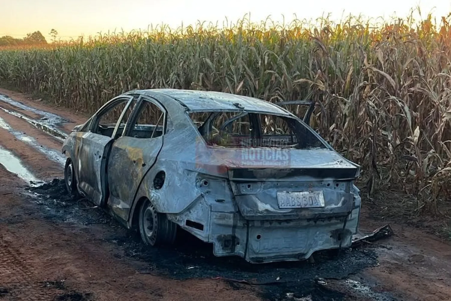 Hallan automóvil totalmente incinerado en Pedro Juan Caballero; investigan si fue utilizado en homicidio ocurrido en Ponta Porã