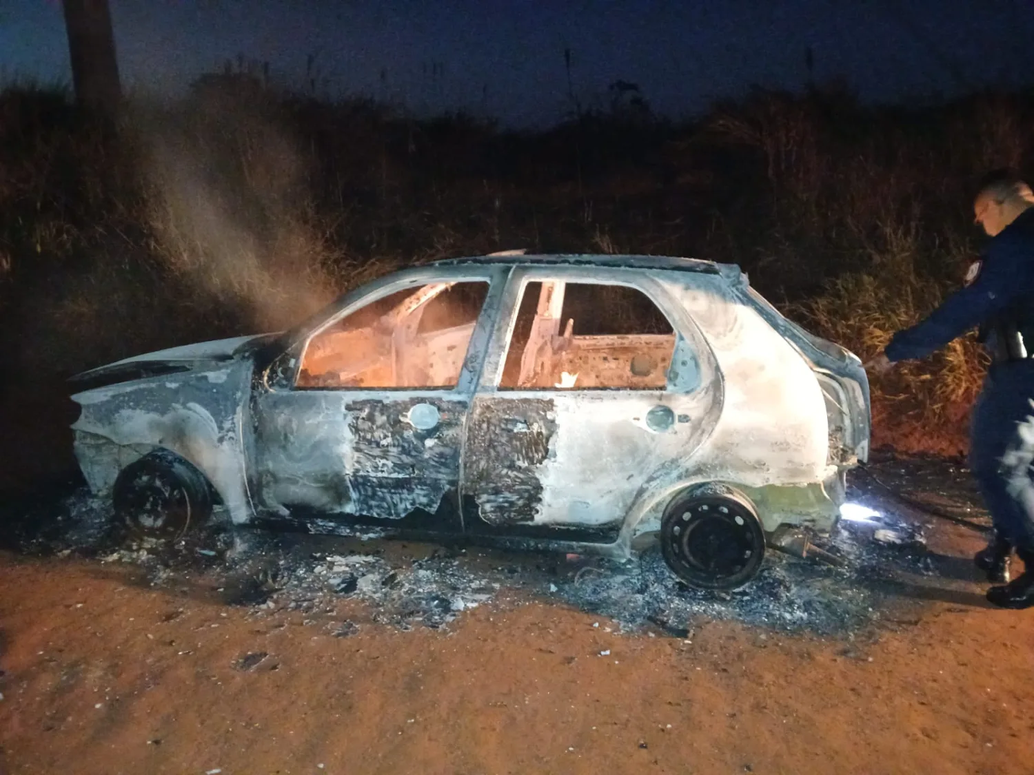 Hallan vehículo incinerado que habría sido utilizado en homicidio en Ponta Porã