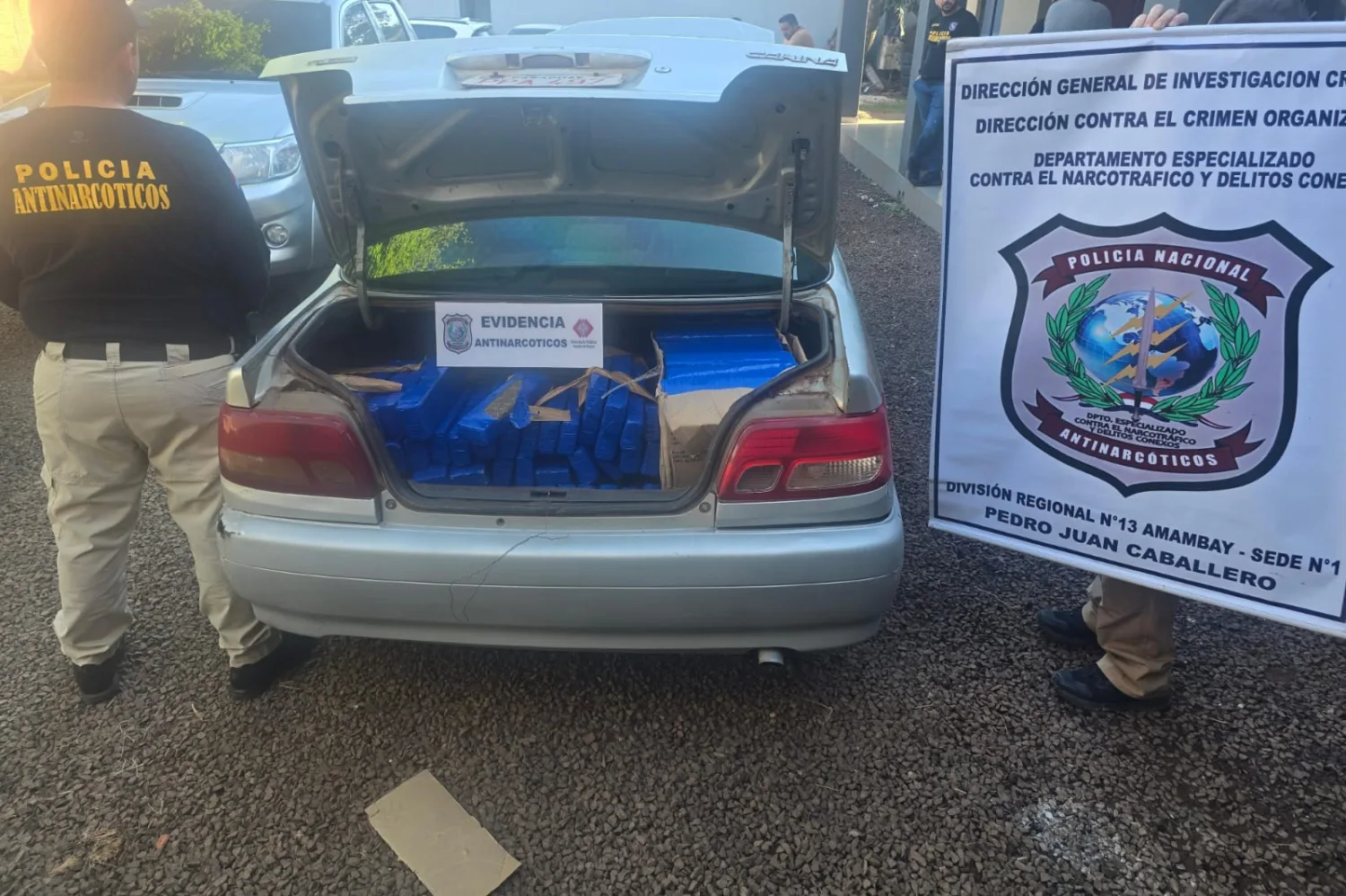 Incautan 174 kilos de supuesta marihuana abandonados dentro de un automóvil en el centro de Pedro Juan