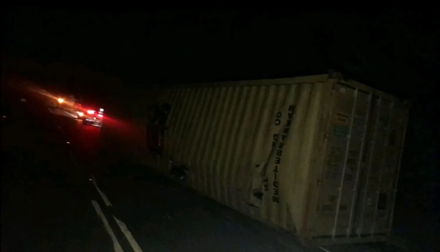 Contenedor se desprende de un tractocamión sobre la ruta PY05 en Cerro Corá