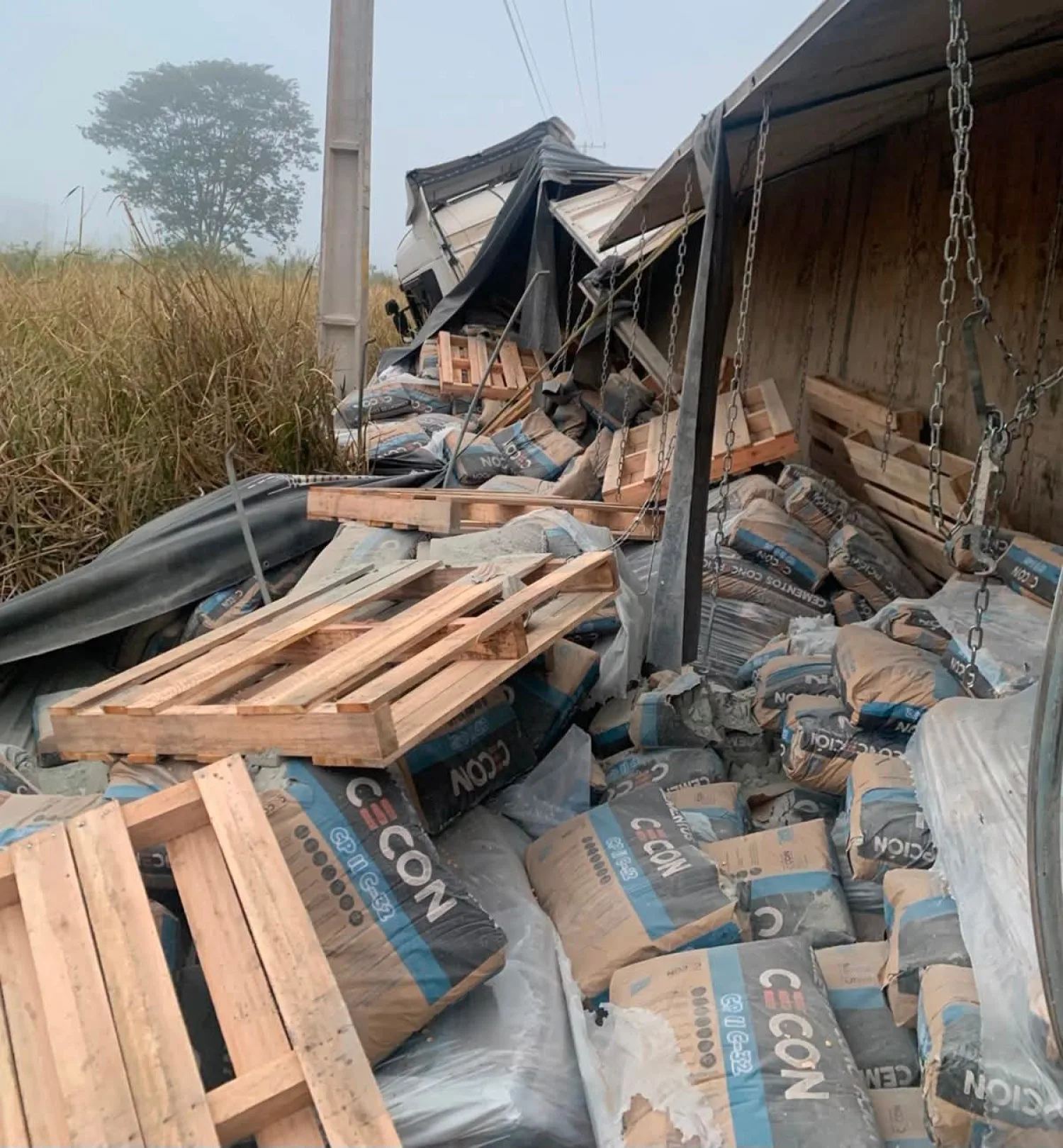 Camión cargado con cemento volcó en la Ruta PY22 a causa de la neblina y un bache