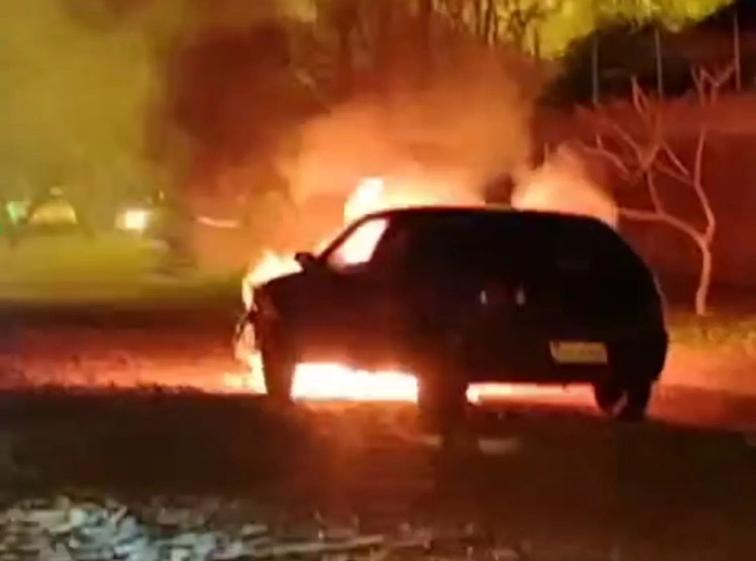 Automóvil se incendia en plena vía pública en Pedro Juan