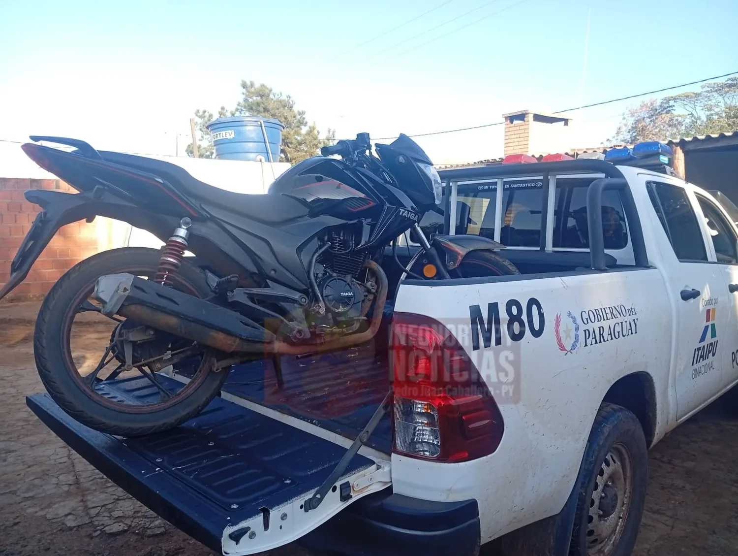 Recuperan motocicleta abandonada dentro de un baño en Zanja Pytã