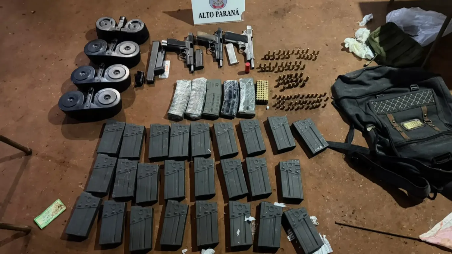 Incautan tres pistolas, 35 cargadores de fusil y decenas de municiones en Pdte. Franco