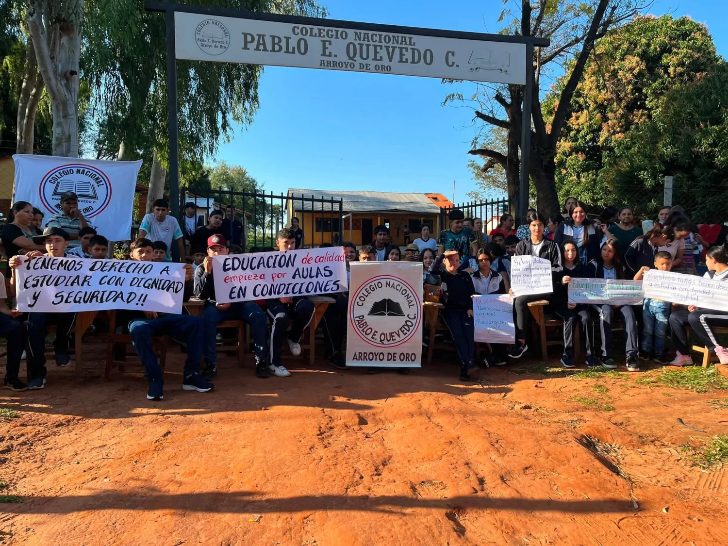 Alumnos dan clases bajo árboles ante peligro de derrumbe en colegio de Arroyito
