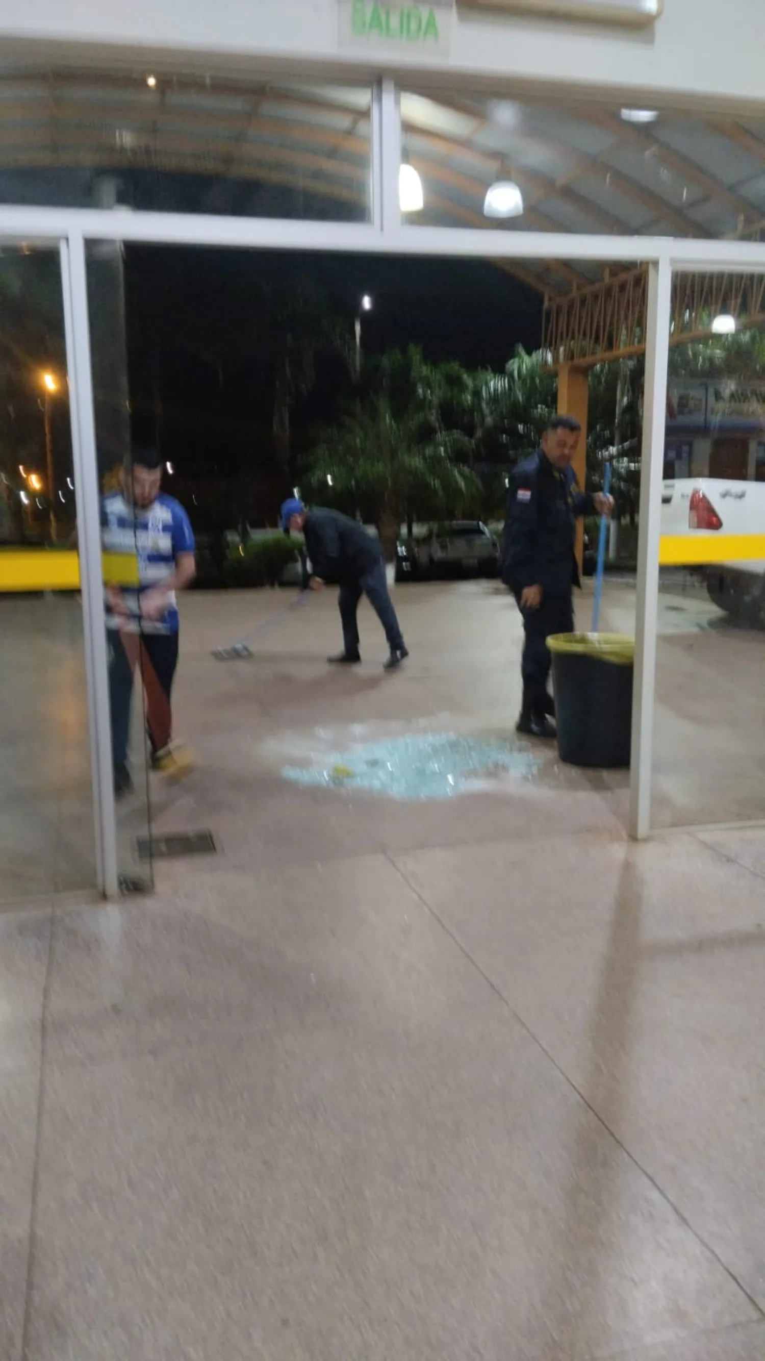 Hombre rompe puerta de blindex de la Terminal de Ómnibus de Pedro Juan y termina detenido