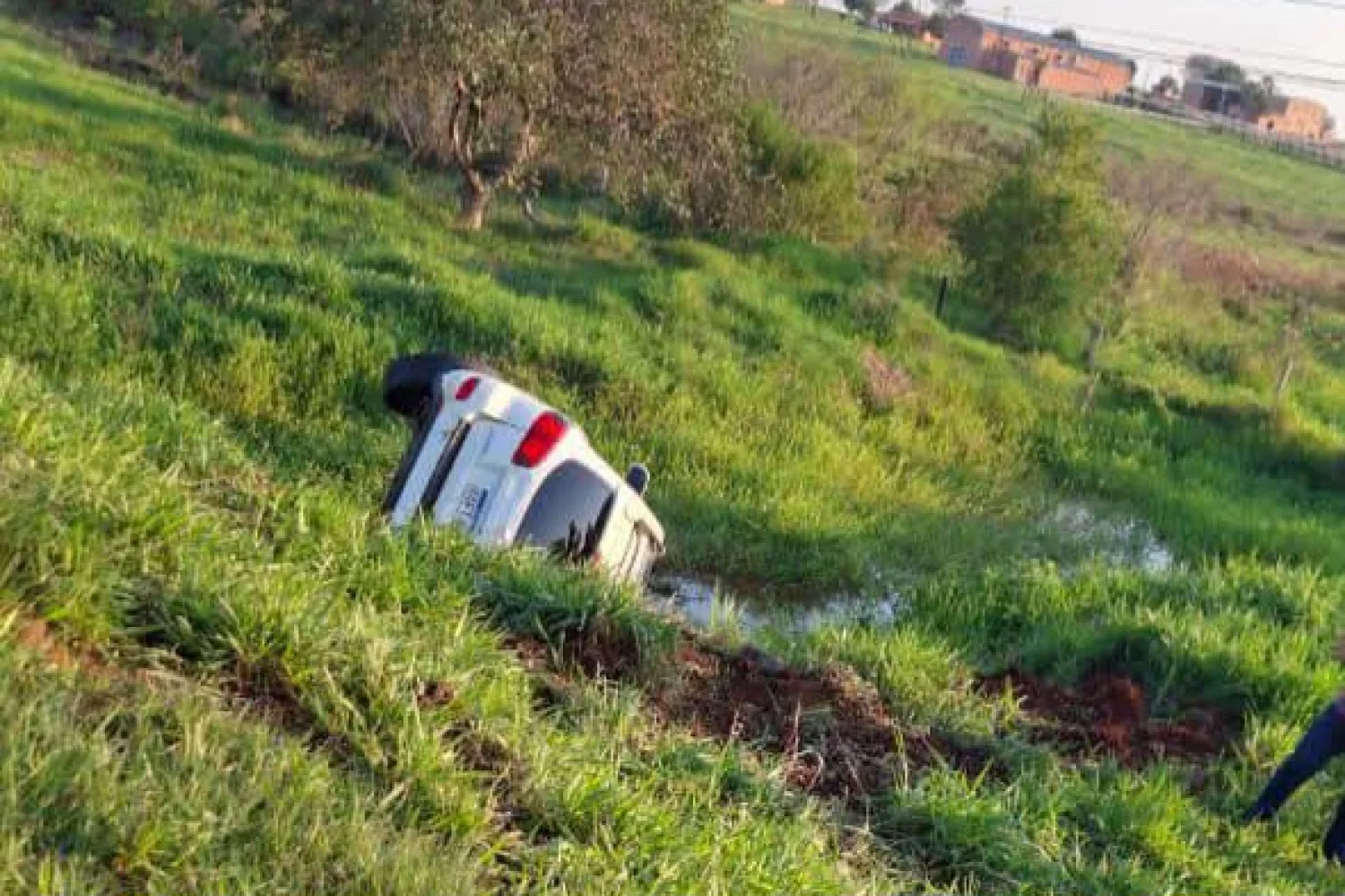 Vuelco de camioneta deja daños materiales sobre la Ruta PY08 en Yby Yaú
