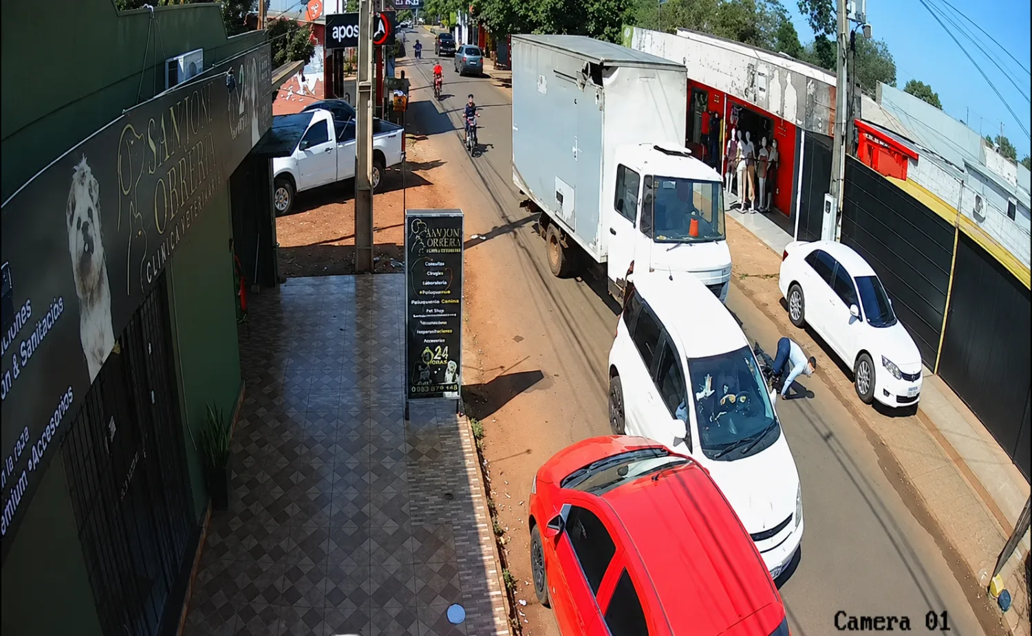 Camión furgón chocó contra una motocicleta y un automóvil en Pedro Juan
