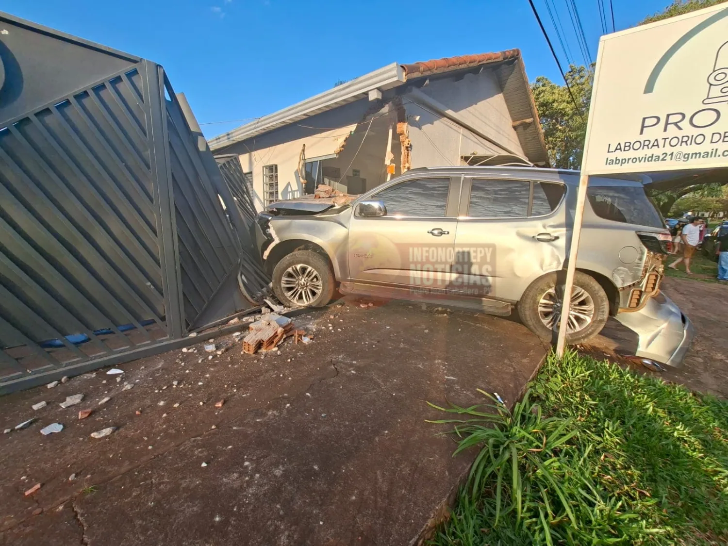 Menor de 14 años chocó una camioneta contra una vivienda en Capitán Bado