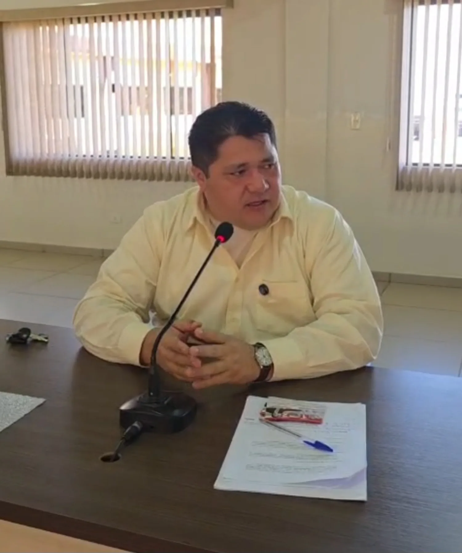 Ivo Lezcano denuncia vertedero de cubiertas y desagüe cloacal