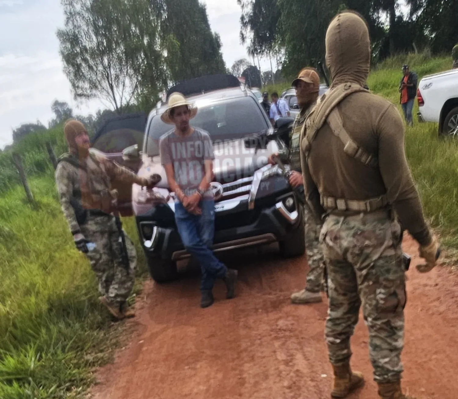 Persecución termina con vuelco de camioneta cargada con unos 600 kilos de marihuana en Zanja Pytã