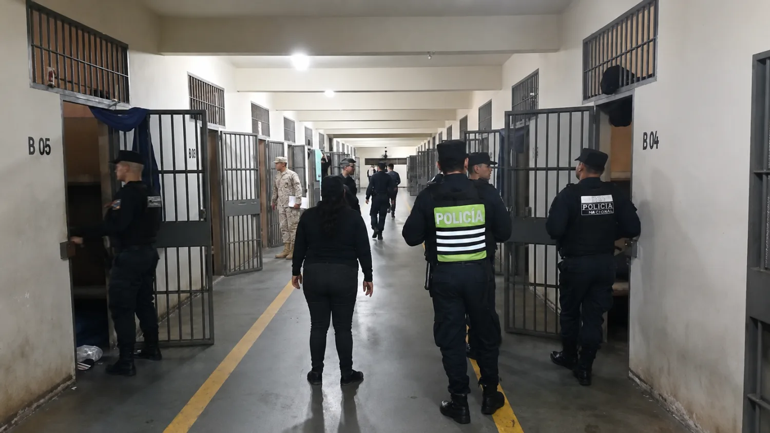 Hallan celular oculto dentro de una Biblia durante requisa en cárcel de Minga Guazú