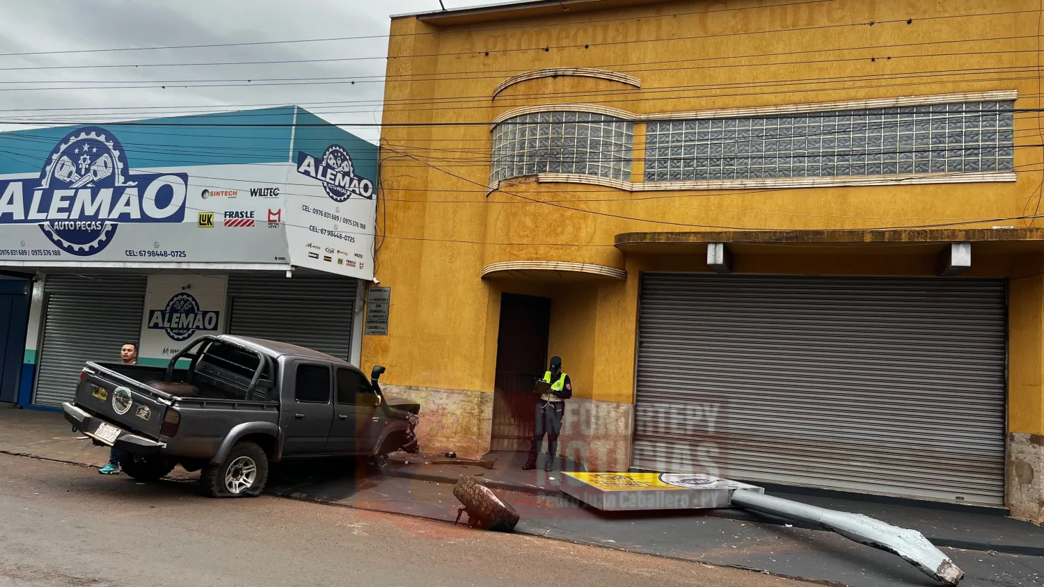 Camioneta perdió el control, chocó contra un comercio y terminó incautada en Pedro Juan