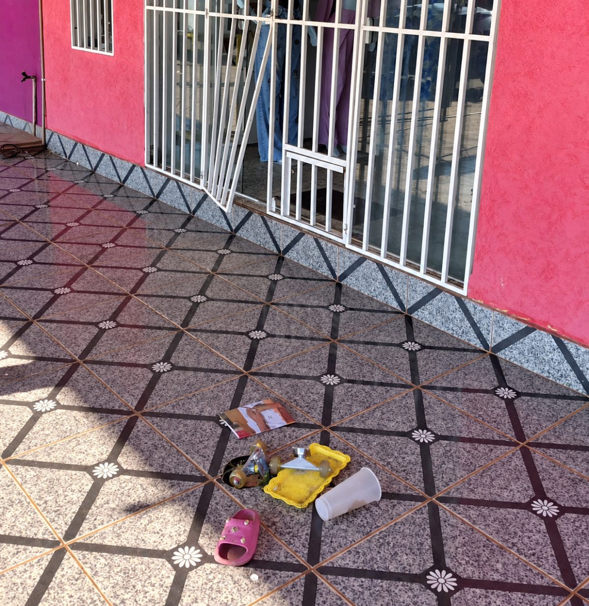 Desconocidos hurtan dinero, prendas y un equipo de sonido de un local comercial en Pedro Juan