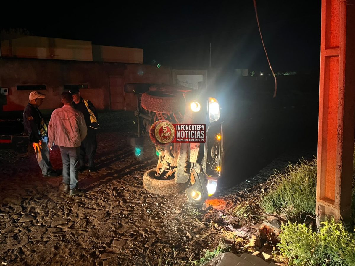 Camioneta volcó tras chocar contra una columna de la ANDE en Pedro Juan
