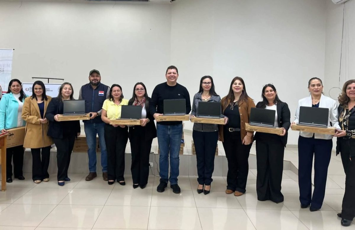 Gobernador de Amambay entrega notebooks a 52 instituciones educativas del departamento
