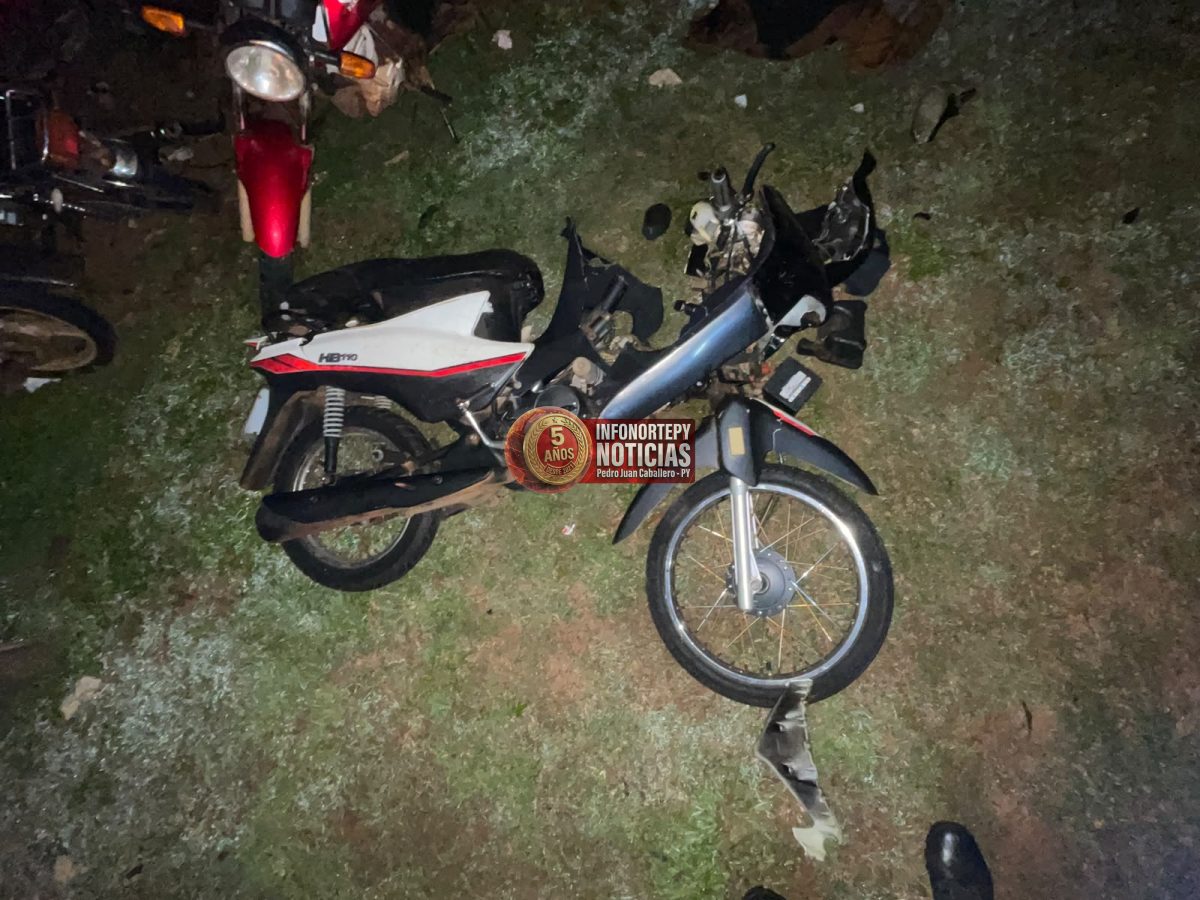 Automovilista embiste a motociclista, huye y deja a una joven con graves fracturas en Pedro Juan