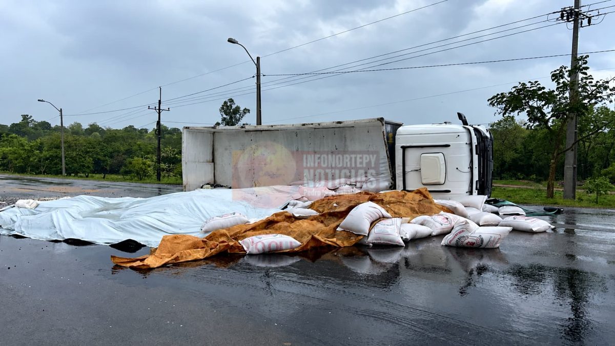 Camión de carga volcó sobre la ruta PY08 en Bella Vista Norte en medio de intensa lluvia