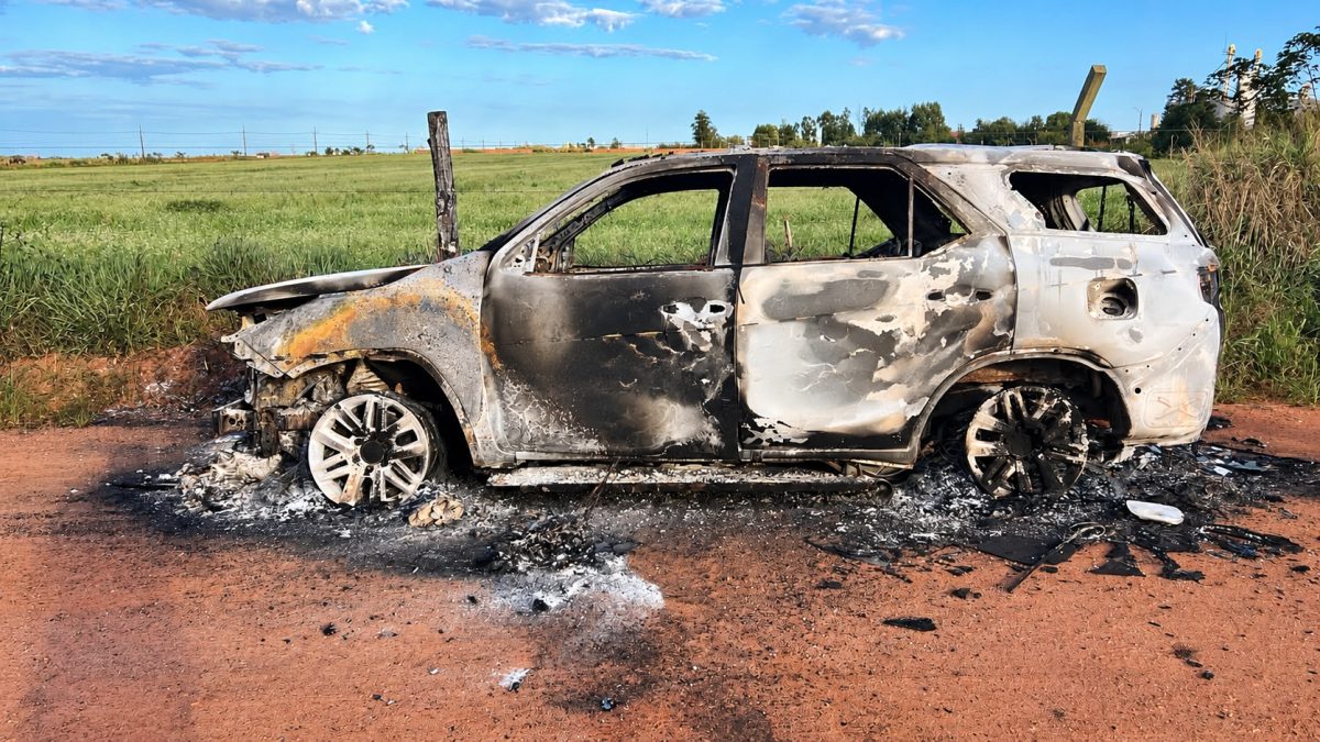 Hallan camioneta incinerada que habría sido utilizada en asesinato de mujer y rapto de su pareja en Pedro Juan