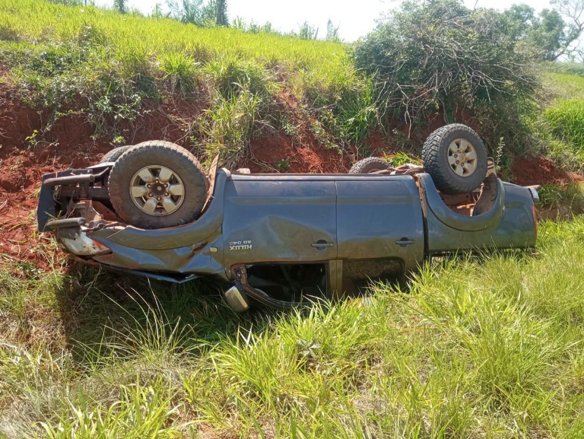 Camioneta volcó sobre la ruta PY08 en Azote’y y dejó importantes daños materiales