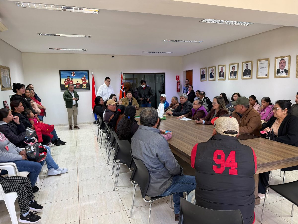 Gobernador Juancho Acosta recibió a ciudadanos y encaminó soluciones a sus pedidos en Amambay