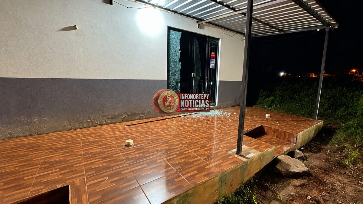 Atacan a tiros una heladería en Pedro Juan Caballero y destrozan puerta de vidrio