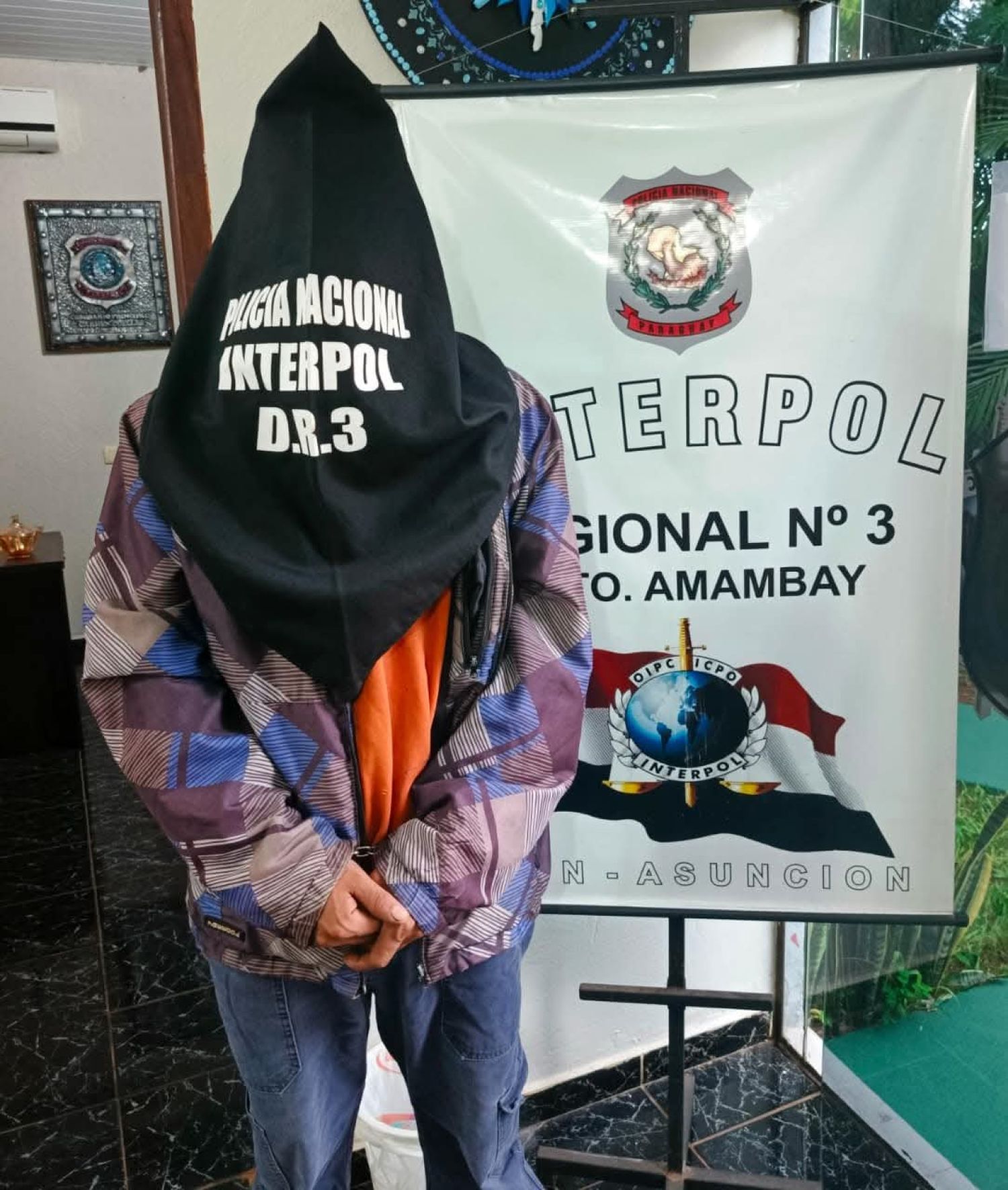 INTERPOL DETIENE A HOMBRE CON ORDEN DE CAPTURA E INCAUTA EVIDENCIA EN PEDRO JUAN