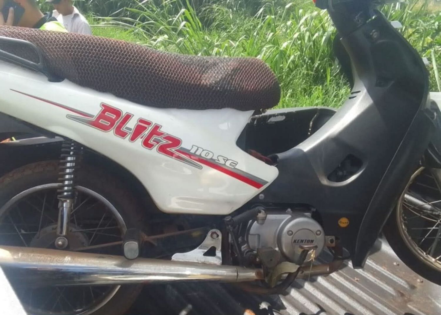 INCAUTAN MOTOCICLETA ABANDONADA EN PATIO BALDÍO DE PEDRO JUAN