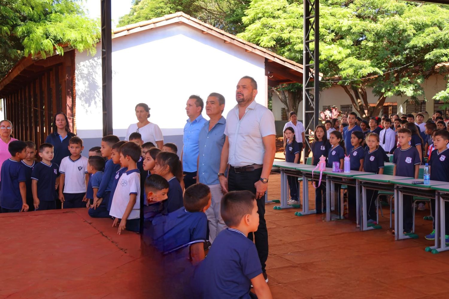 Municipalidad de Cerro Corá entrega mobiliarios a instituciones educativas
