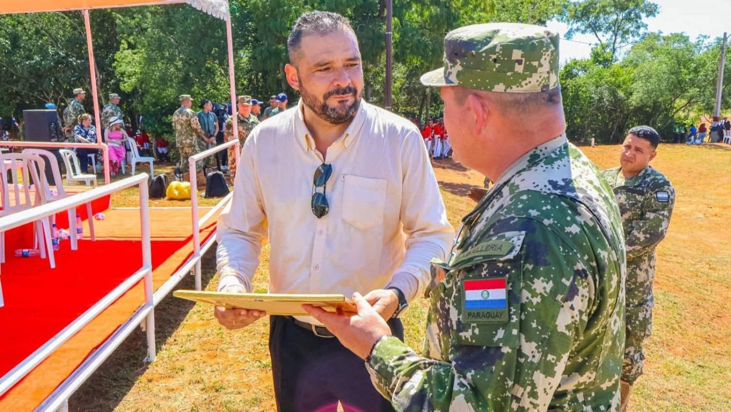 Emotivo reconocimiento de las Fuerzas Armadas al intendente de Cerro Corá