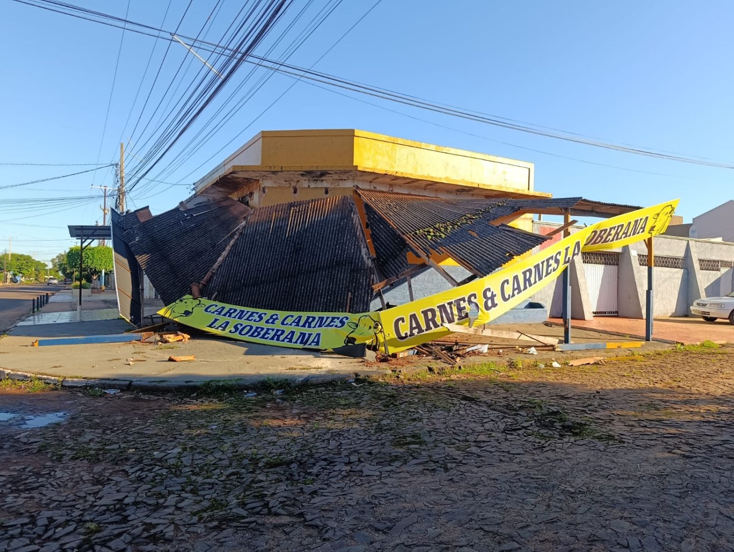 Automóvil embistió baranda de una carniceria y se dio a la fuga en Pedro Juan