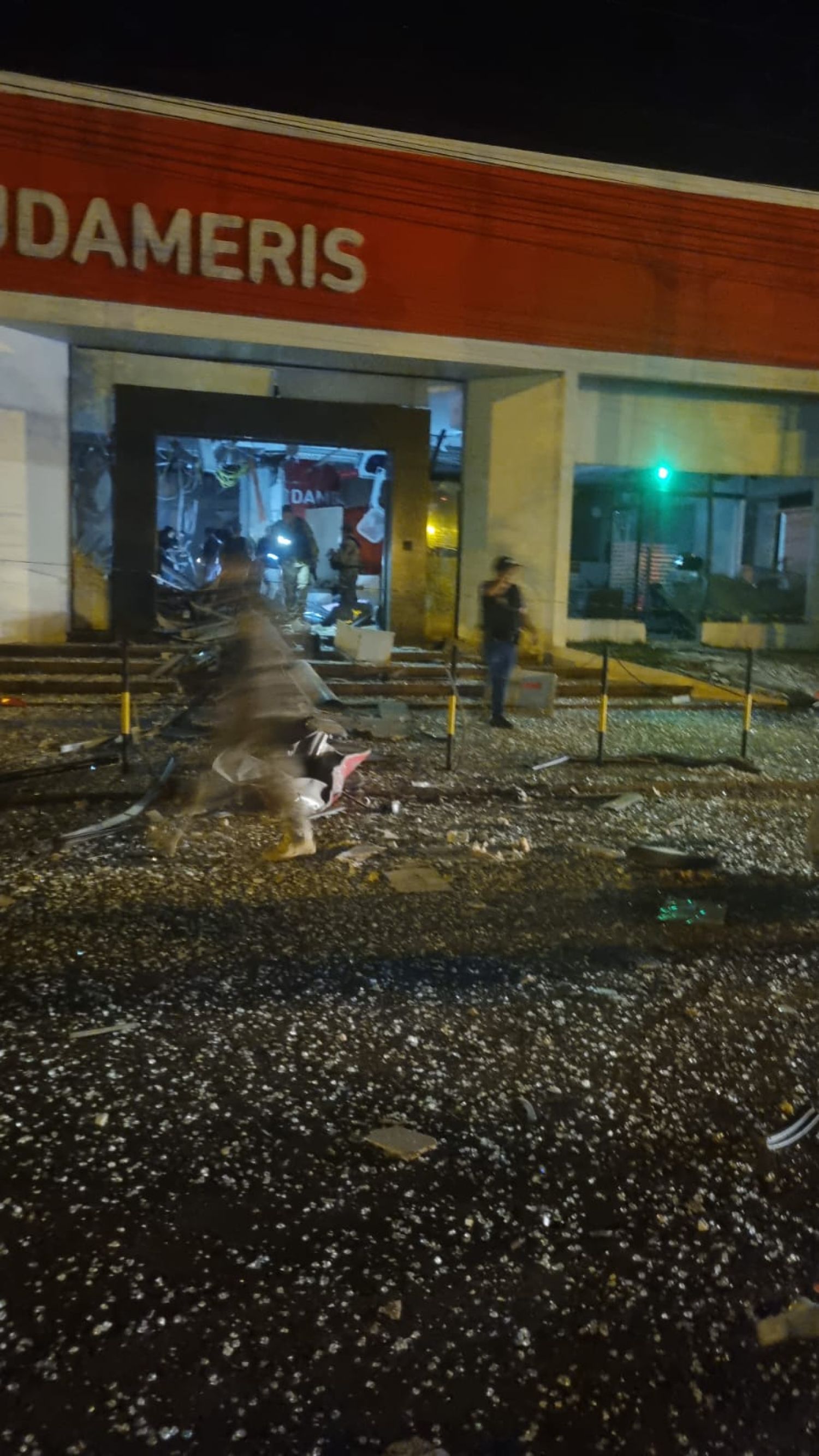 Asaltantes con explosivos roban millonaria suma de banco en Naranjal