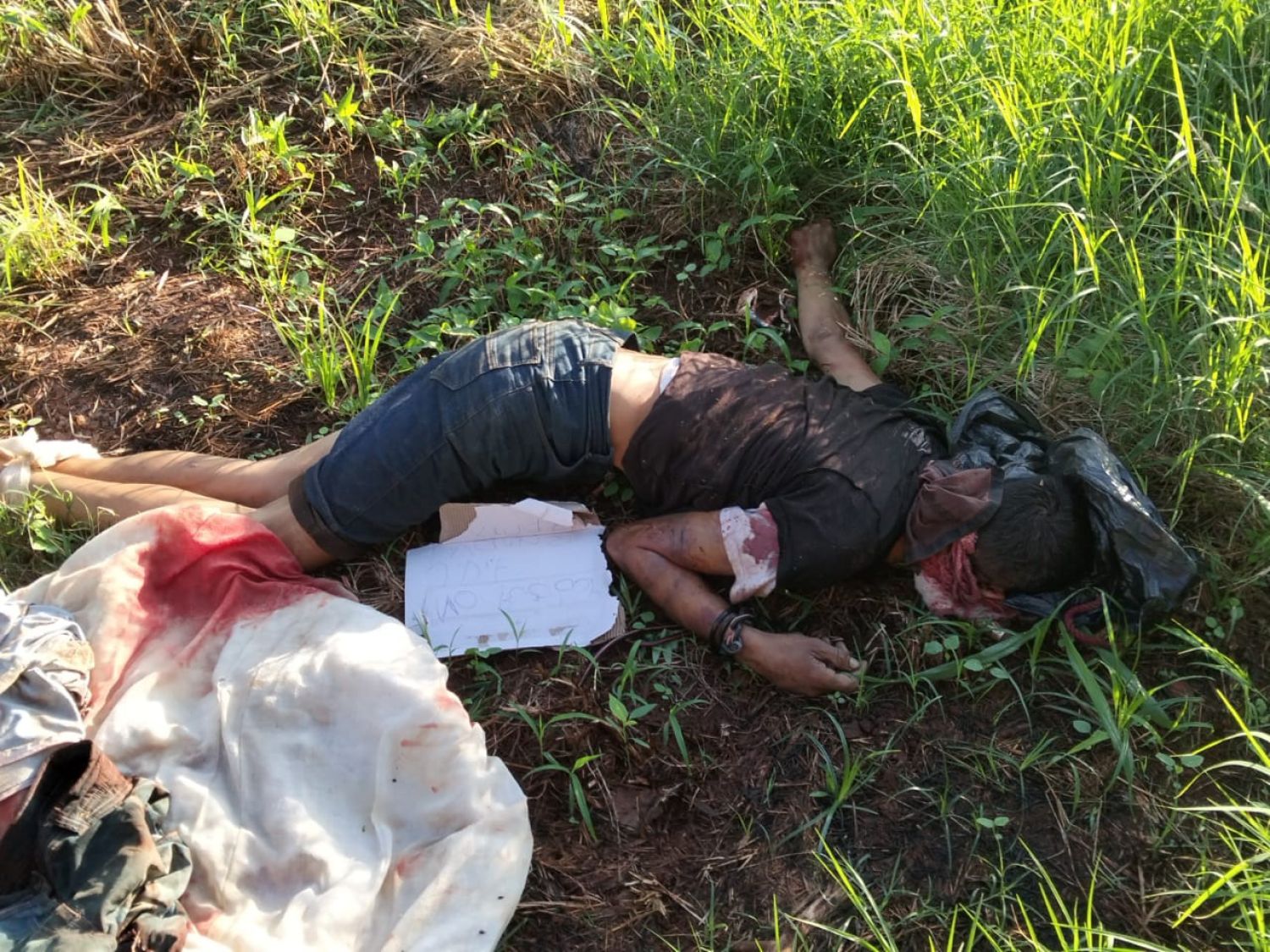 Hallan cuerpo con signos de violencia y panfleto en Pedro Juan