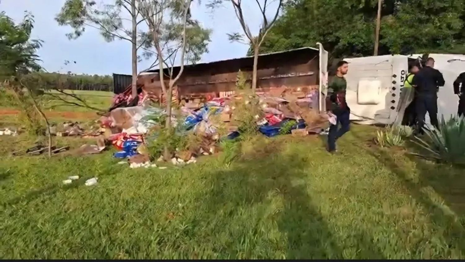 Vuelco de camión deja herido leve y daños materiales en Capitán Bado