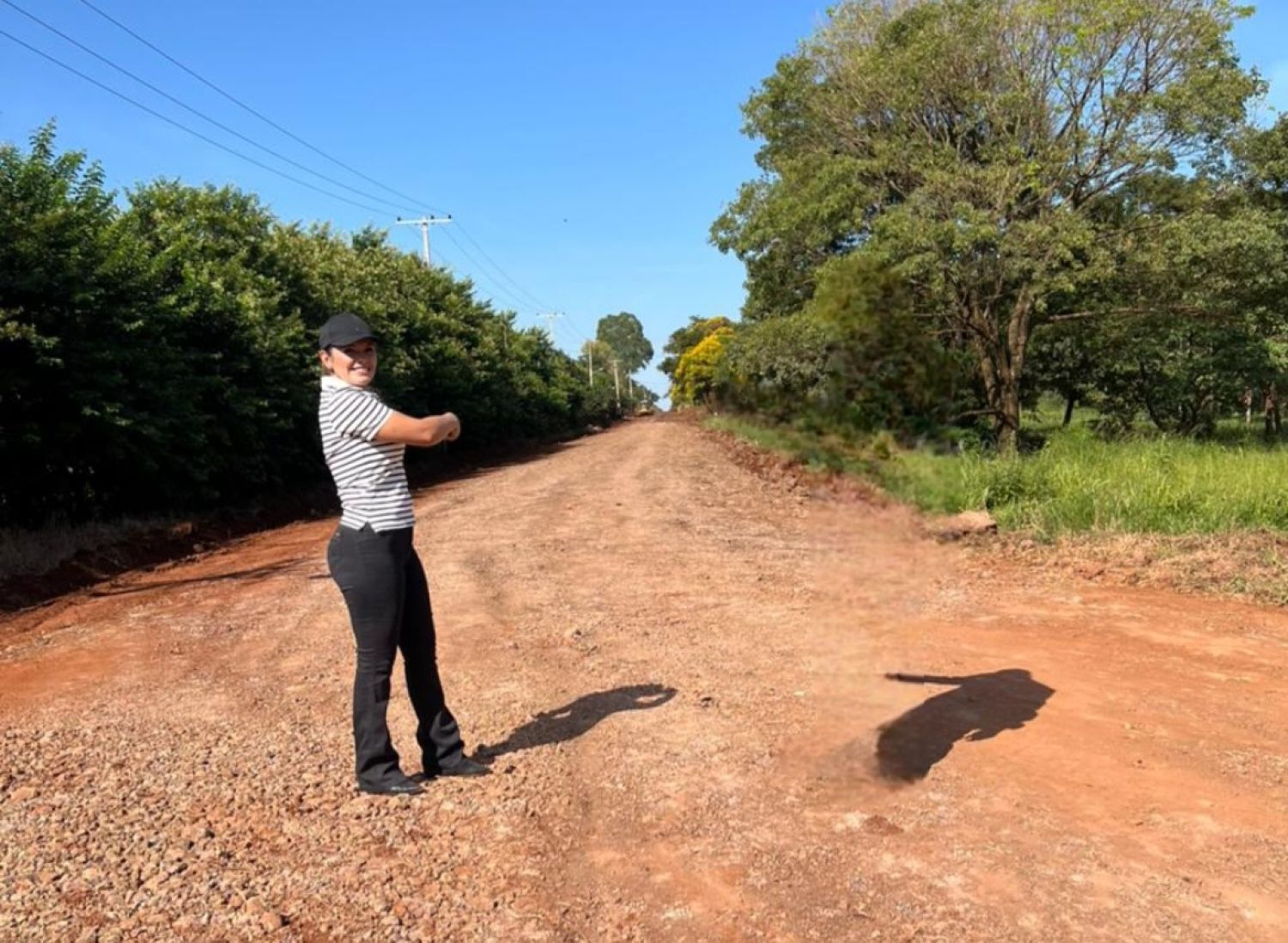 Concejal departamental Gladiz González supervisa reparación de camino clave en Zanja  Pytã