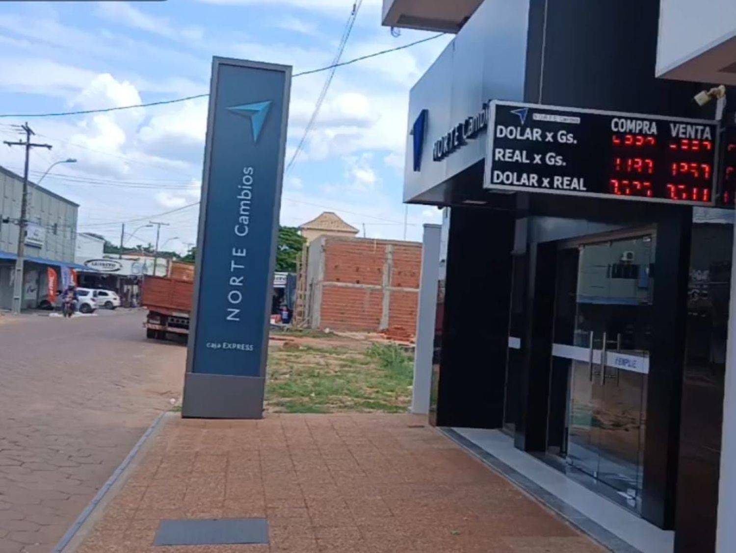 Roban escopeta, chalecos antibalas y equipos electrónicos de una casa de cambios en Bella Vista Norte